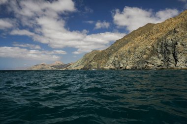 Marguerite adası kıyılarından Panorama manzarası. Pasifik Okyanusu 'ndaki volkanik kayaların üzerinden. California sur, Meksika.