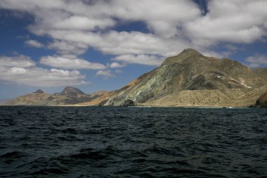 Marguerite adası kıyılarından Panorama manzarası. Pasifik Okyanusu 'ndaki volkanik kayaların üzerinden. California sur, Meksika.