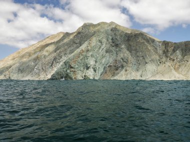 Marguerite adası kıyılarından Panorama manzarası. Pasifik Okyanusu 'ndaki volkanik kayaların üzerinden. California sur, Meksika.