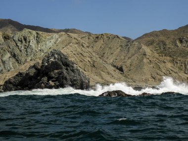Marguerite adası kıyılarından Panorama manzarası. Pasifik Okyanusu 'ndaki volkanik kayaların üzerinden. California sur, Meksika.