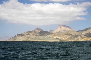 Marguerite adası kıyılarından Panorama manzarası. Pasifik Okyanusu 'ndaki volkanik kayaların üzerinden. California sur, Meksika.