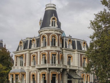 Kanallar ve Hollanda üzerindeki antik binalar