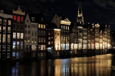 Kanallar üzerinde antik binalar, Hollanda gece görüşü