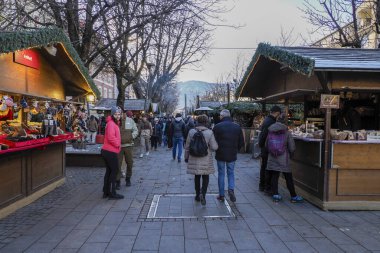 BRUNICO, İtalya - 26 Kasım 2023: South Tyrol, İtalya 'daki Brunico noel pazarında insanlar geleneksel Noel sokak pazarlarına bakıyorlar