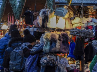 BRUNICO, İtalya - 26 Kasım 2023: South Tyrol, İtalya 'daki Brunico noel pazarında insanlar geleneksel Noel sokak pazarlarına bakıyorlar
