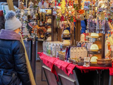 BRUNICO, İtalya - 26 Kasım 2023: South Tyrol, İtalya 'daki Brunico noel pazarında insanlar geleneksel Noel sokak pazarlarına bakıyorlar