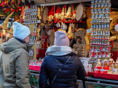 BRUNICO, İtalya - 26 Kasım 2023: South Tyrol, İtalya 'daki Brunico noel pazarında insanlar geleneksel Noel sokak pazarlarına bakıyorlar