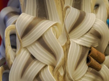 Mum fabrikası Noel mumları üzerinde çalışıyor.