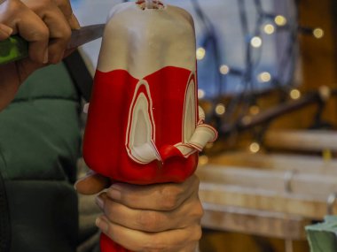 Mum fabrikası Noel mumları üzerinde çalışıyor.