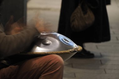hareket eden eller davul mandala çalarken