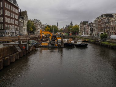 Amsterdam, Hollanda kanallarında inşaat bakımı yapmaktadır.