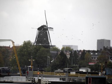 Widmill Amsterdam: Yağmurlu bir günde deniz müzesi ve şehir manzarası