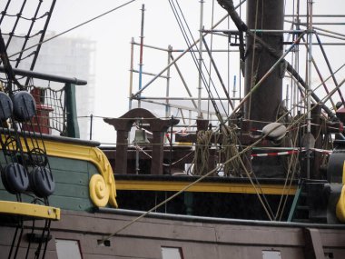 Yağmurlu bir günde deniz müzesi ve şehir manzarası