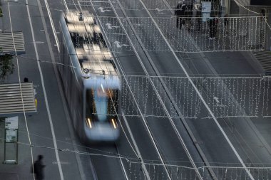 Graz Avusturalya tramvayı kış mevsiminde raylarda ve kablolarda