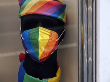 Mağaza vitrininde gökkuşağı bayraklı maske ve bandana