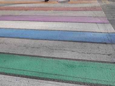 Graz Avusturya 'da bir gökkuşağı bayrağı caddesi geçidi.