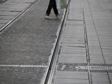 Graz Avusturalya tramvayı kış mevsiminde raylarda ve kablolarda