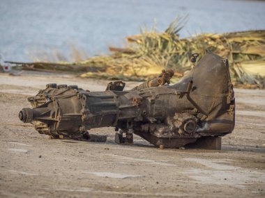 Adolfo Lopez 'deki terk edilmiş araç gereçleri uzak bir köy olan Baja California' da Meksika 'da.