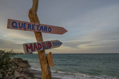 Cabo Pulmo köyünde bir yön tabelası Sahil parkının Baja California sur Mexico