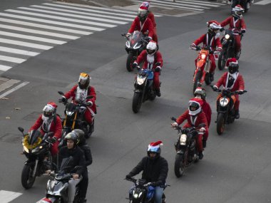 GENOA, İTALYA - 23 ARALIK 2023 - Motosikletli Noel Baba geçit töreni