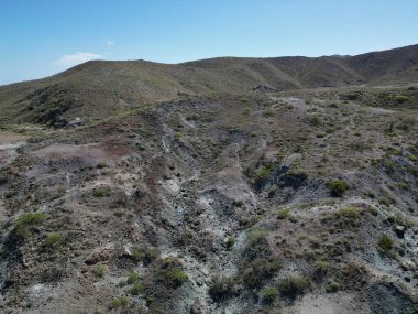 Bahia Magdalena 'nın volkanik kayalıklarından Baja California hava manzaralı insansız hava aracı.