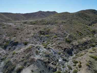 Bahia Magdalena 'nın volkanik kayalıklarından Baja California hava manzaralı insansız hava aracı.