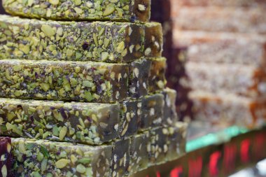 Geleneksel Türk zevki beyaz arka planda izole edilmiştir. Çeşit çeşit. Marketteki tatlı, lezzetli lukum rengi.