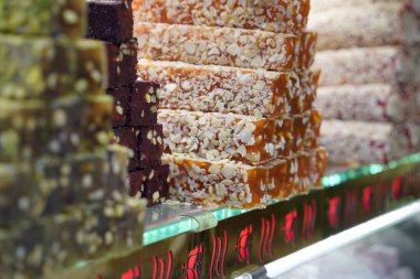 Geleneksel Türk zevki beyaz arka planda izole edilmiştir. Çeşit çeşit. Marketteki tatlı, lezzetli lukum rengi.