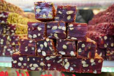 Geleneksel Türk zevki beyaz arka planda izole edilmiştir. Çeşit çeşit. Marketteki tatlı, lezzetli lukum rengi.