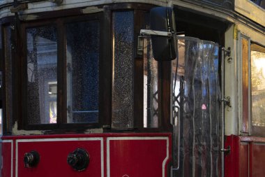 Tarihi retro istanbul taksim kırmızı tramvay yağmurlu günün ayrıntıları