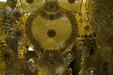 İstanbul Büyük Pazarı veya Kapali Carsi, Türkiye 'de bir kuyumcu dükkanı. Mücevherler mağazanın vitrininde. Doğu pazarında bir sürü lüks mücevher var. Orta Doğu 'da alışveriş kavramı.