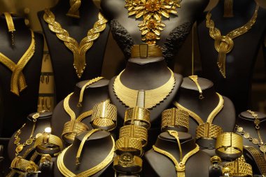 İstanbul Büyük Pazarı veya Kapali Carsi, Türkiye 'de bir kuyumcu dükkanı. Mücevherler mağazanın vitrininde. Doğu pazarında bir sürü lüks mücevher var. Orta Doğu 'da alışveriş kavramı.