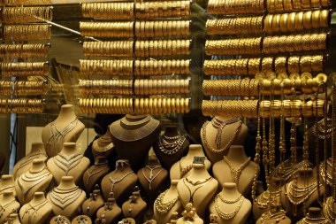 İstanbul Büyük Pazarı veya Kapali Carsi, Türkiye 'de bir kuyumcu dükkanı. Mücevherler mağazanın vitrininde. Doğu pazarında bir sürü lüks mücevher var. Orta Doğu 'da alışveriş kavramı.