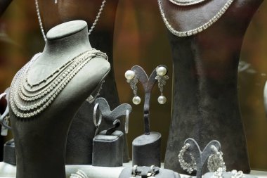 İstanbul Büyük Pazarı veya Kapali Carsi, Türkiye 'de bir kuyumcu dükkanı. Mücevherler mağazanın vitrininde. Doğu pazarında bir sürü lüks mücevher var. Orta Doğu 'da alışveriş kavramı.