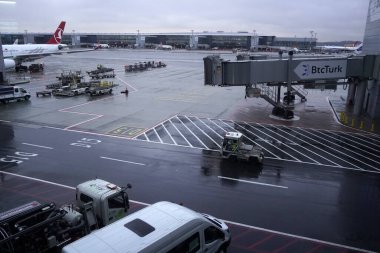 İSTANBUL, TURKEY, HAZİRAN 10, 2024: Yağmurlu bir günde İstanbul 'un yeni havaalanının kapısında uçaklar. Yeni İstanbul Havalimanı, İstanbul, Türkiye 'deki ana uluslararası havaalanıdır..