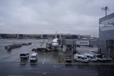 İSTANBUL, TURKEY, HAZİRAN 10, 2024: Yağmurlu bir günde İstanbul 'un yeni havaalanının kapısında uçaklar. Yeni İstanbul Havalimanı, İstanbul, Türkiye 'deki ana uluslararası havaalanıdır..