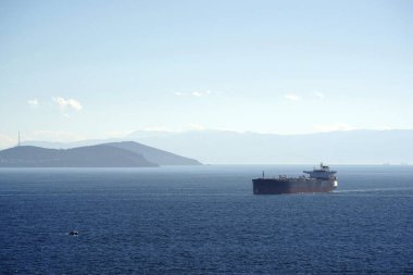 Petrol tankeri gemisi Marmara deniz manzaralı Topkapı Sarayı İstanbul hindisinden geçiyor.