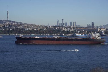 Petrol tankeri gemisi Marmara deniz manzaralı Topkapı Sarayı İstanbul hindisinden geçiyor.