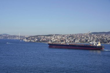 Petrol tankeri gemisi Marmara deniz manzaralı Topkapı Sarayı İstanbul hindisinden geçiyor.