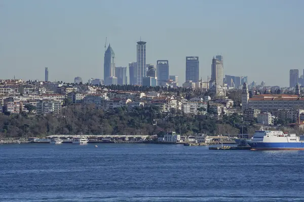 Topkapı Sarayı 'ndan Marmara deniz manzaralı İstanbul hindisi.