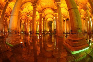 İSTANBUL, TURKEY - 9 Ocak 2024: İtalyan mimar tarafından aydınlatılan uzun vadeli restorasyon çalışmaları sonrasında şehrin en büyük antik sarnıçı..