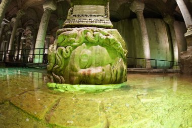 İSTANBUL, TURKEY - 9 Ocak 2024: İtalyan mimar tarafından aydınlatılan uzun vadeli restorasyon çalışmaları sonrasında şehrin en büyük antik sarnıçı..