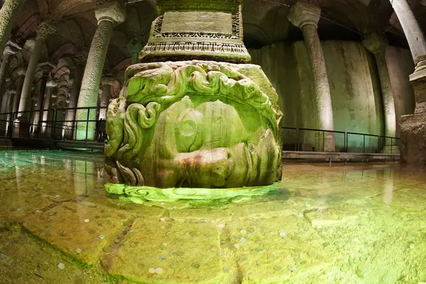 İSTANBUL, TURKEY - 9 Ocak 2024: İtalyan mimar tarafından aydınlatılan uzun vadeli restorasyon çalışmaları sonrasında şehrin en büyük antik sarnıçı..