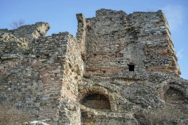 Anadolu Kavagi, İstanbul, Türkiye 'deki Anadolu Kavagi ve Karadeniz kavşağındaki antik Bizans şatosu Yoros Kalesi, Yoros Kalesi veya Ceneviz Kalesi.