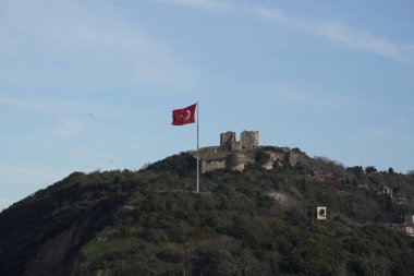 Anadolu Kavagi, İstanbul, Türkiye 'deki Anadolu Kavagi ve Karadeniz kavşağındaki antik Bizans şatosu Yoros Kalesi, Yoros Kalesi veya Ceneviz Kalesi.