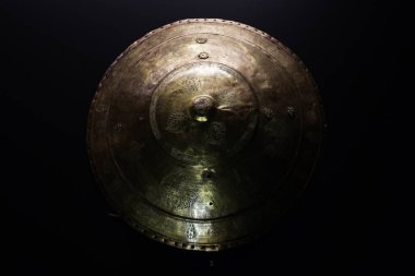 İSTANBUL - TURKEY - 5 HAZİRAN 2024 - Topkapı Sarayı hazinesinin Osmanlı kalkanı parçası Sultan 'a yapılan çeşitli bağışlarla birlikte