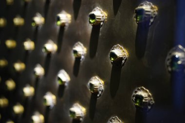 İSTANBUL - TURKEY - 5 HAZİRAN 2024 Zümrüt ve altın yatak Topkapı Sarayı hazinesinin bir kısmı ve Sultan 'a yapılan çeşitli bağışlarla birlikte