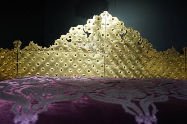 İSTANBUL - TURKEY - 5 HAZİRAN 2024 Zümrüt ve altın yatak Topkapı Sarayı hazinesinin bir kısmı ve Sultan 'a yapılan çeşitli bağışlarla birlikte