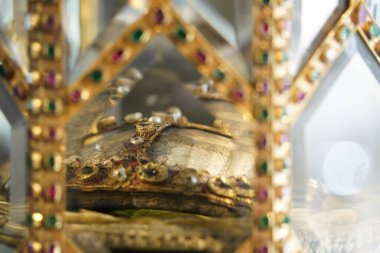 İSTANBUL - TURKEY - 5 HAZİRAN 2024 - Topkapı Sarayı 'nın kutsal emanetlerinde Vaftizci Yahya' nın kalıntıları ve I. Sultan Selim (1517) tarafından Mısır seferinden beri muhafaza edilen çeşitli kalıntılar ()