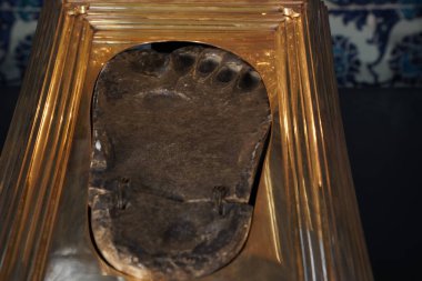 İSTANBUL - TURKEY - 5 HAZİRAN 2024 - Topkapı Sarayı 'nın kutsal emanetlerinde Hz. Muhammed' in ayak izleri, Sultan I. Selim 'in (1517) Mısır seferinden beri muhafaza edilen çeşitli kalıntılarla birlikte.)